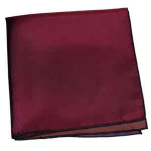 Pochette Lanvin rouge et bordeaux pliée, présentant un jeu de couleurs contrastées.