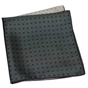 Pochette Lanvin verte à pois noirs, pliée élégamment, logo visible.