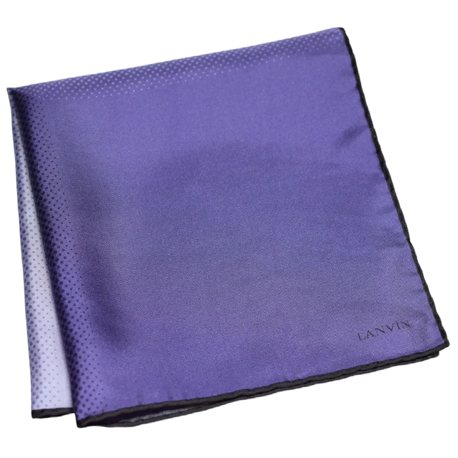 Pochette Lanvin violette pliée, texture satinée visible avec logo discret.