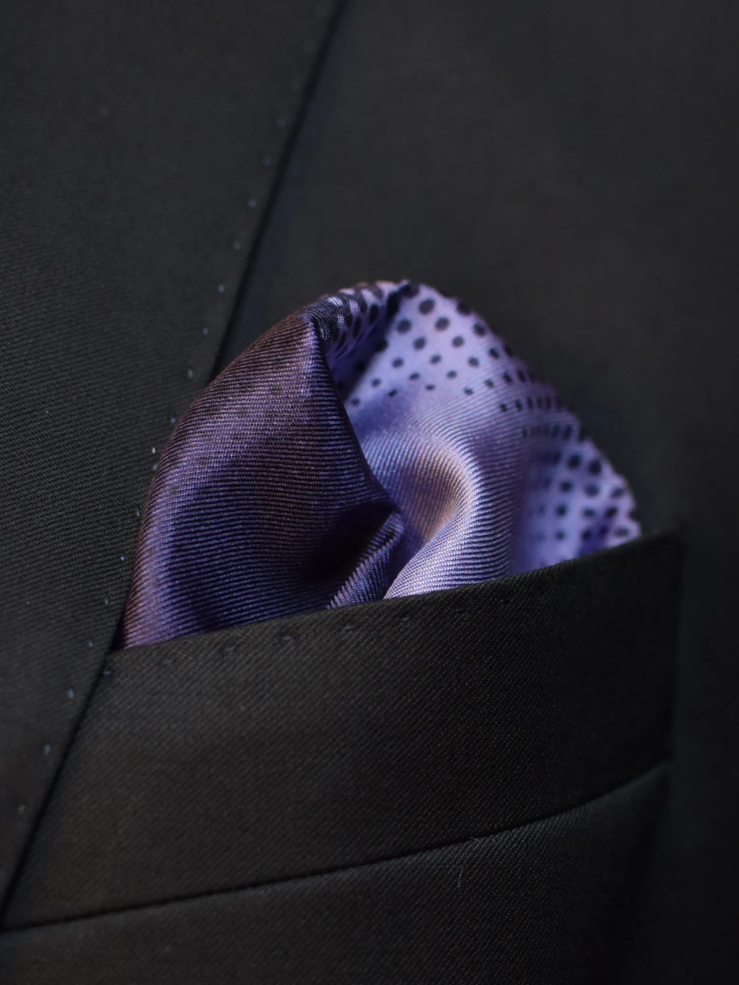 Pochette Lanvin violette portée en pli bouffant, détails du motif dégradé visibles.