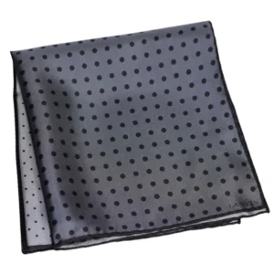 Pochette Lanvin pliée, montrant un dégradé de gris avec pois noirs.