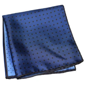Pochette Lanvin à pois noirs pliée, dégradé de bleus visible.