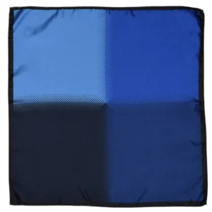 Pochette Lanvin en soie à quatre panneaux dégradés bleu marine, vue à plat.