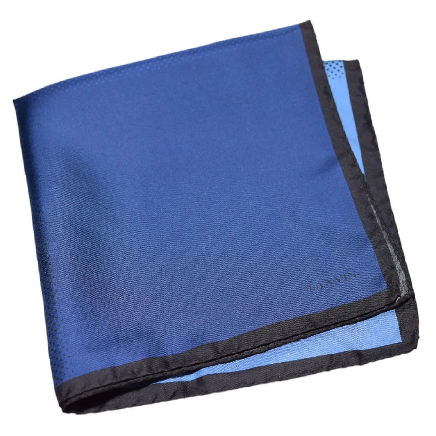 Pochette Lanvin pliée, détails des nuances de bleu et du logo discret.