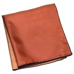 Pochette Lanvin brun orangé pliée, bord noir visible et texture satinée.