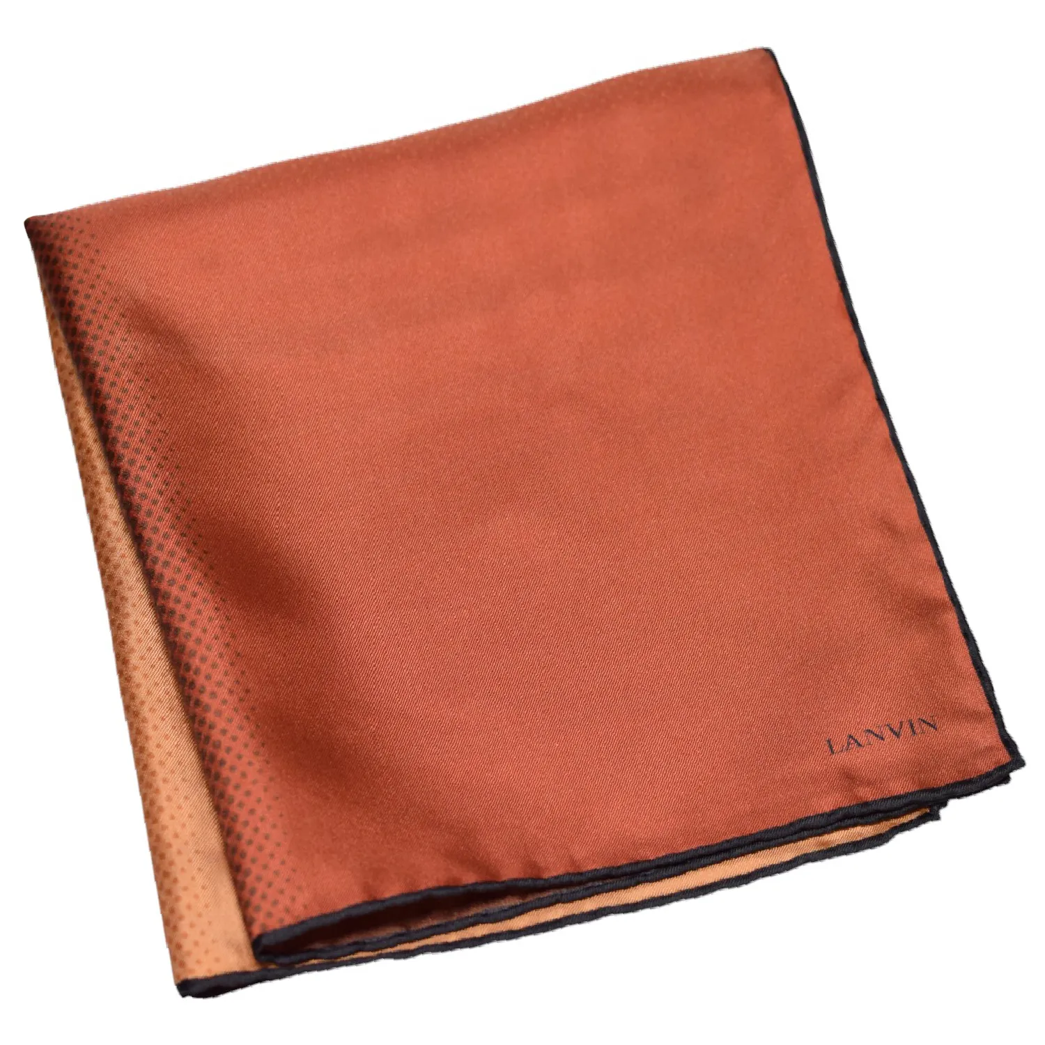 Pochette Lanvin brun orangé pliée, bord noir visible et texture satinée.