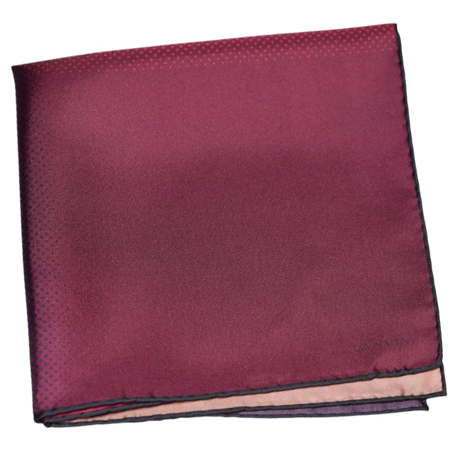Pochette Lanvin pliée aux reflets pourpres et framboise, soulignée d’un liseré noir discret.