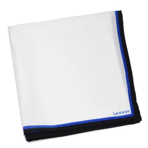 Pochette blanche Lanvin pliée, montrant un double liseré noir contrasté.
