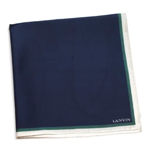 Pochette Lanvin bleu marine pliée, liserés vert et gris visibles.