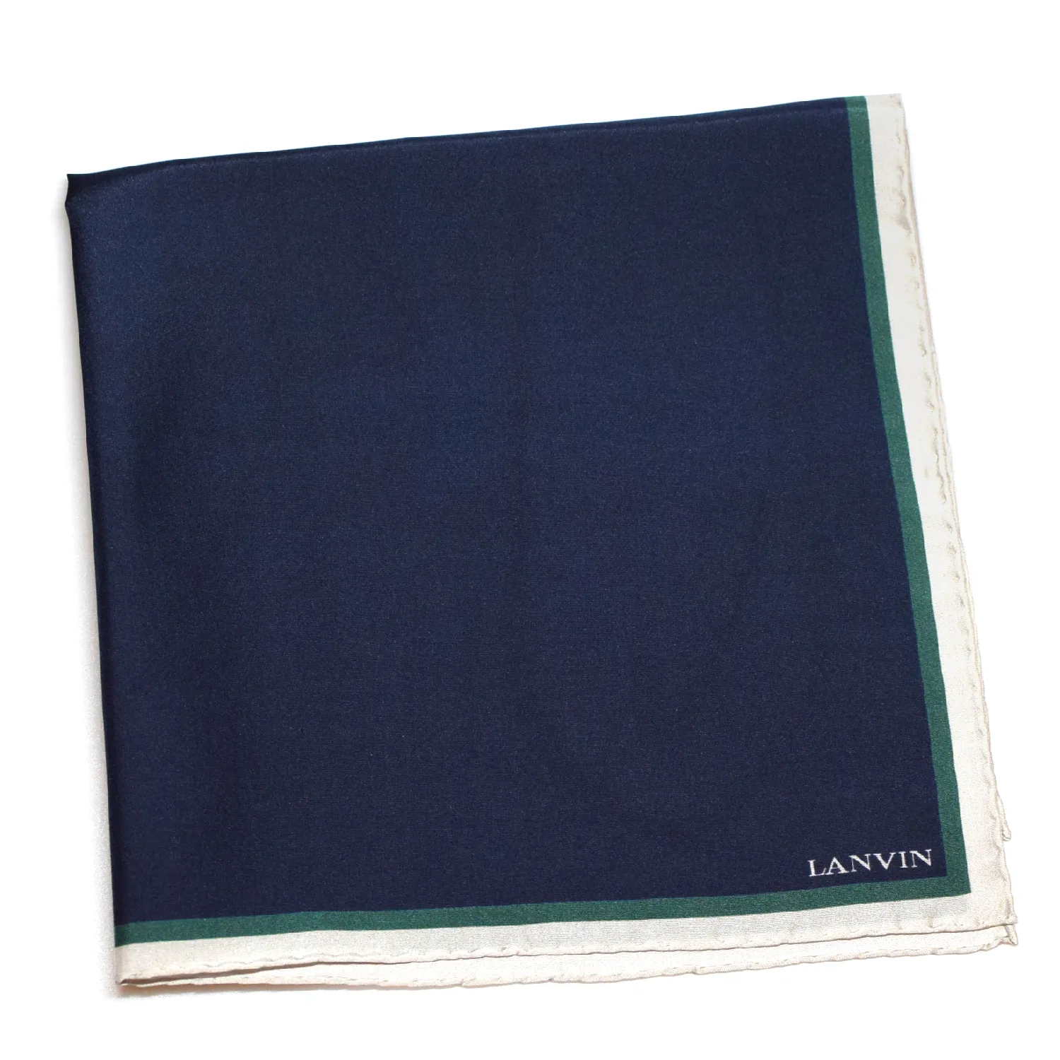 Pochette Lanvin bleu marine pliée, liserés vert et gris visibles.