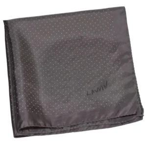 Pochette Lanvin grise à pois blancs pliée, finition satinée brillante.