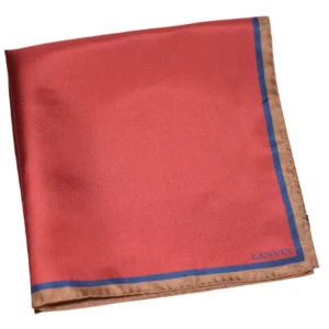 Pochette Lanvin en soie rouge, pliée, liseré bleu et bordure marron.