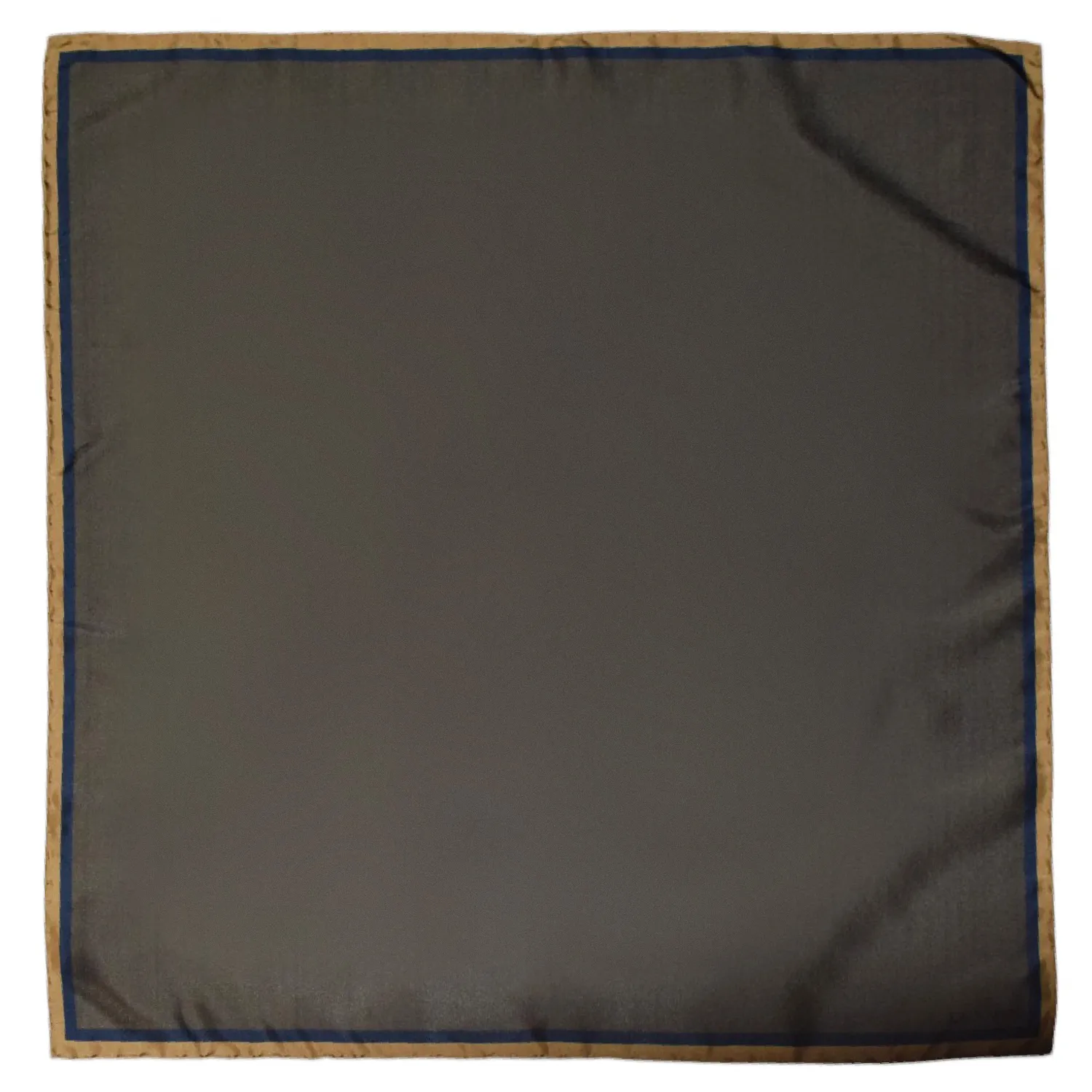Pochette Lanvin kaki à liseré marine et doré portée dans une veste de costume.