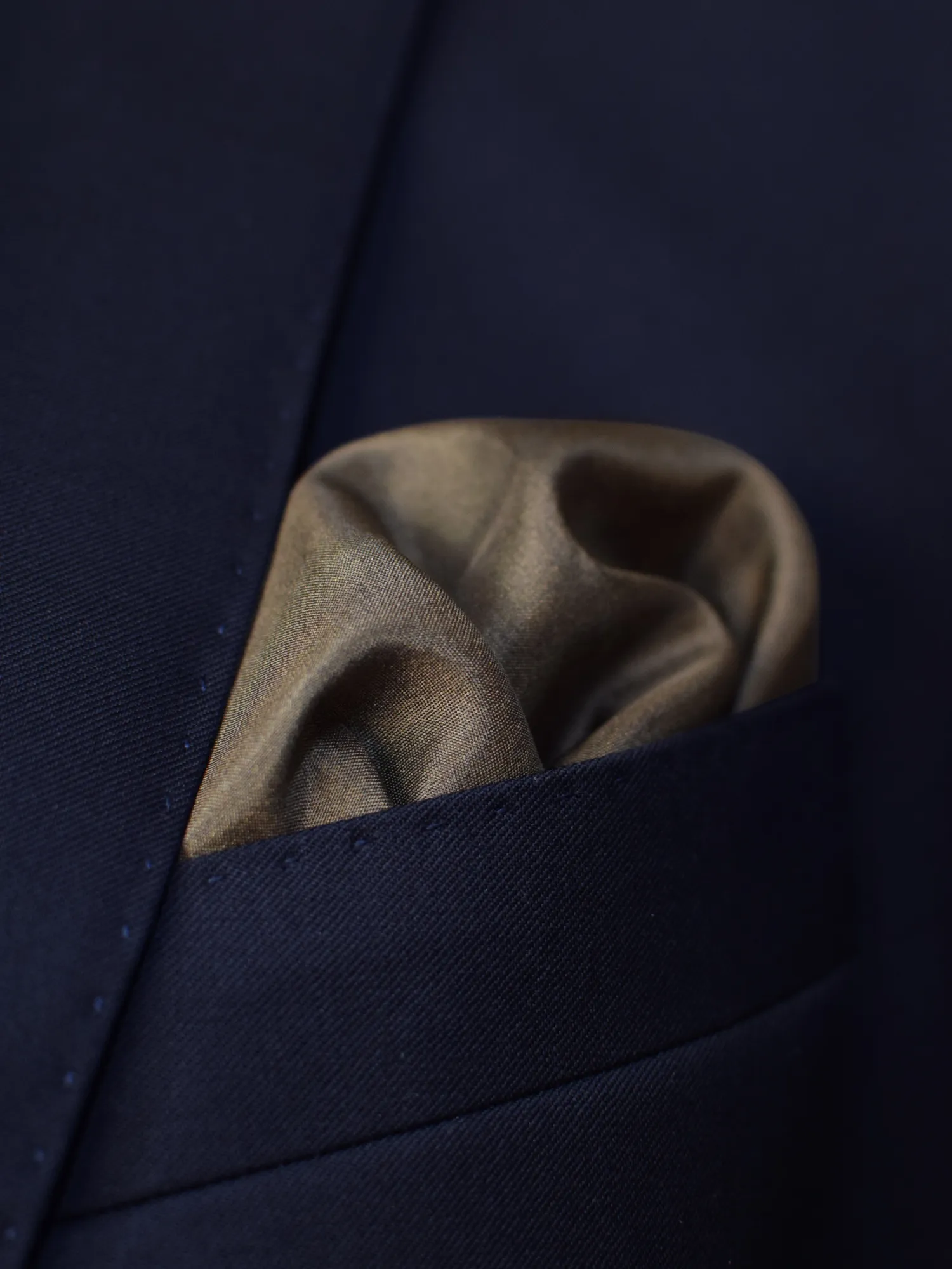 Pochette Lanvin en soie vert kaki pliée, avec bordures bleu marine et dorées.