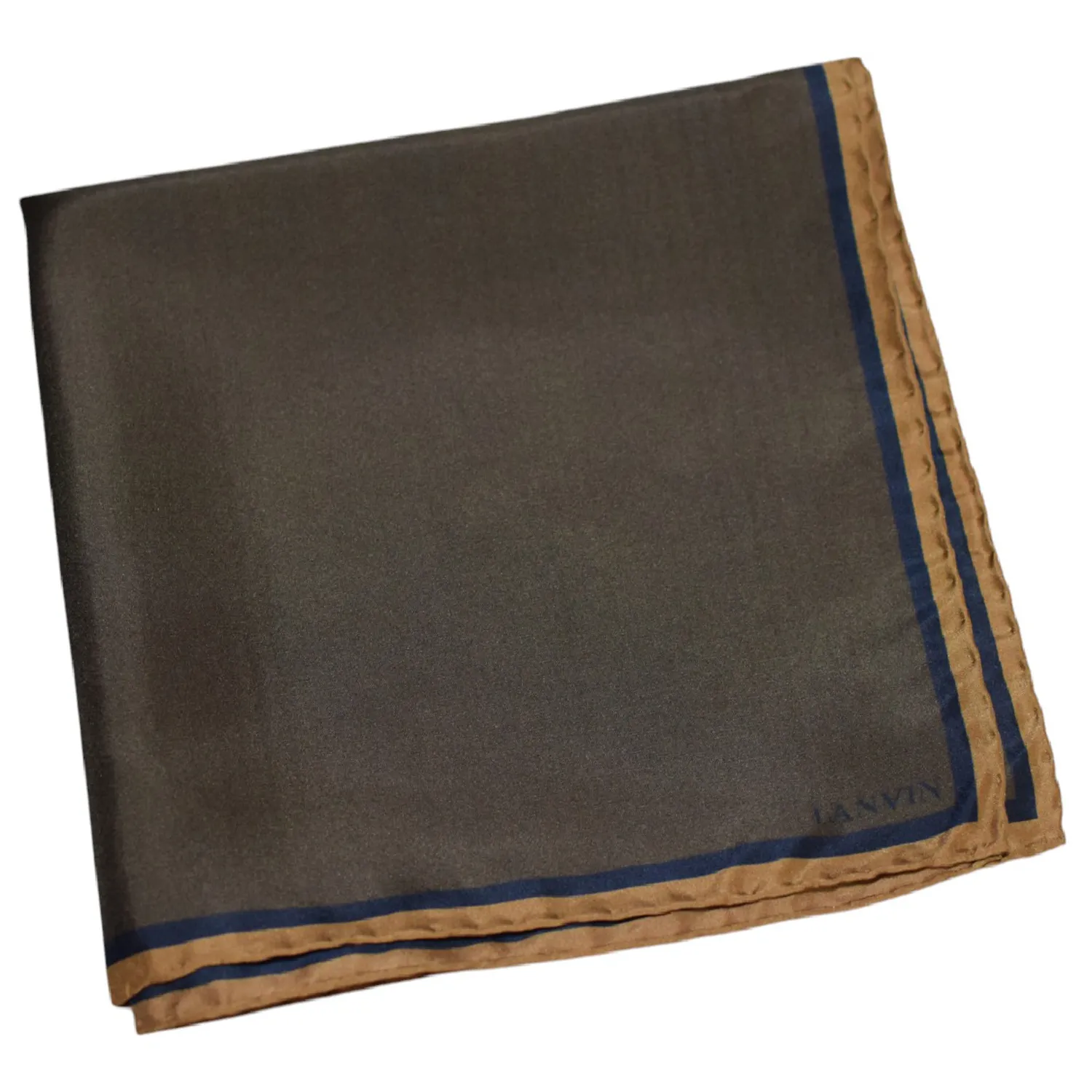Pochette Lanvin kaki repliée montrant les bordures bleu marine et dorées.