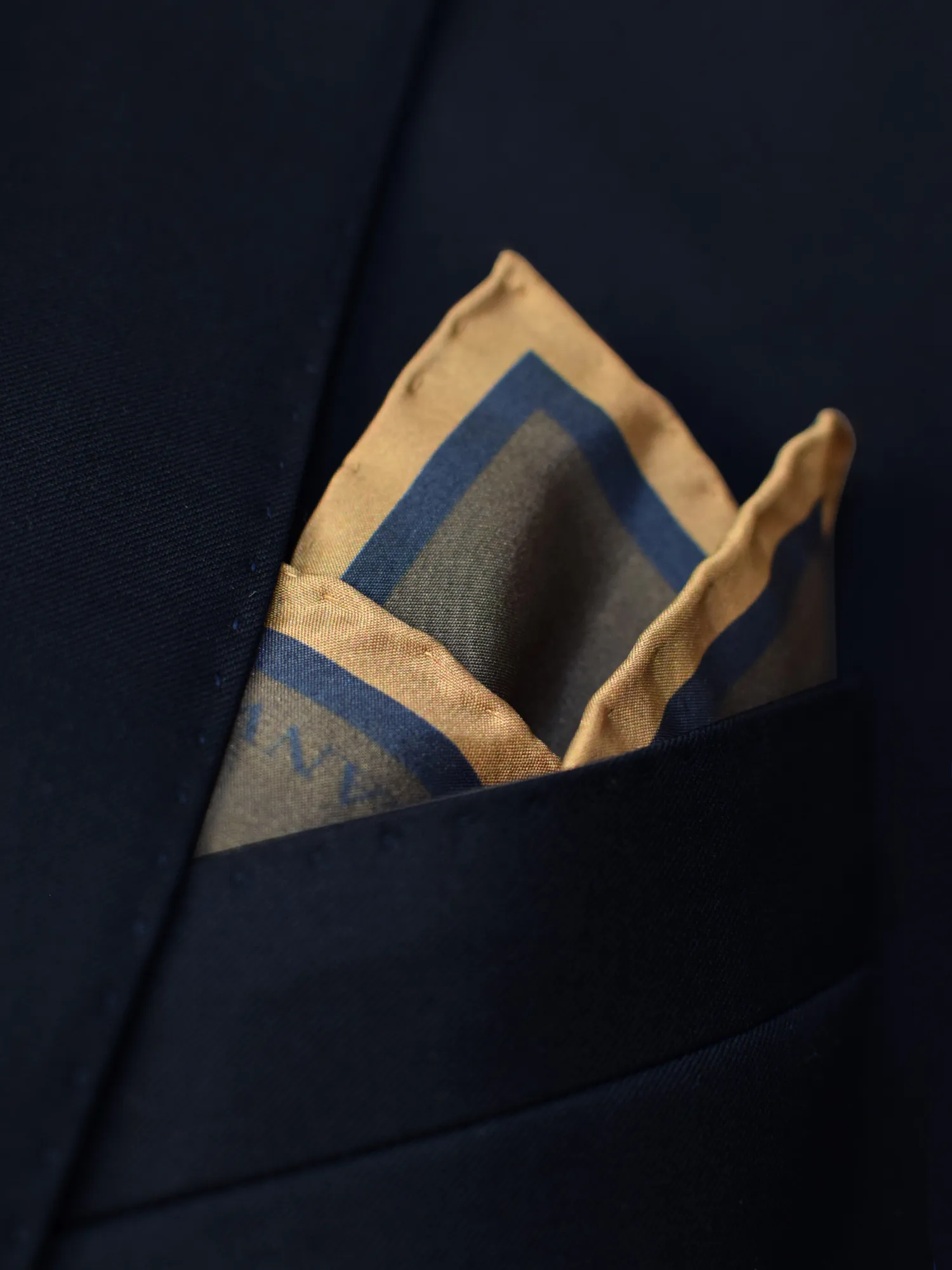 Pochette Lanvin en soie vert kaki avec liseré bleu marine et doré, vue à plat.