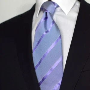 Cravate en soie lilas à rayures violettes portée sur chemise blanche