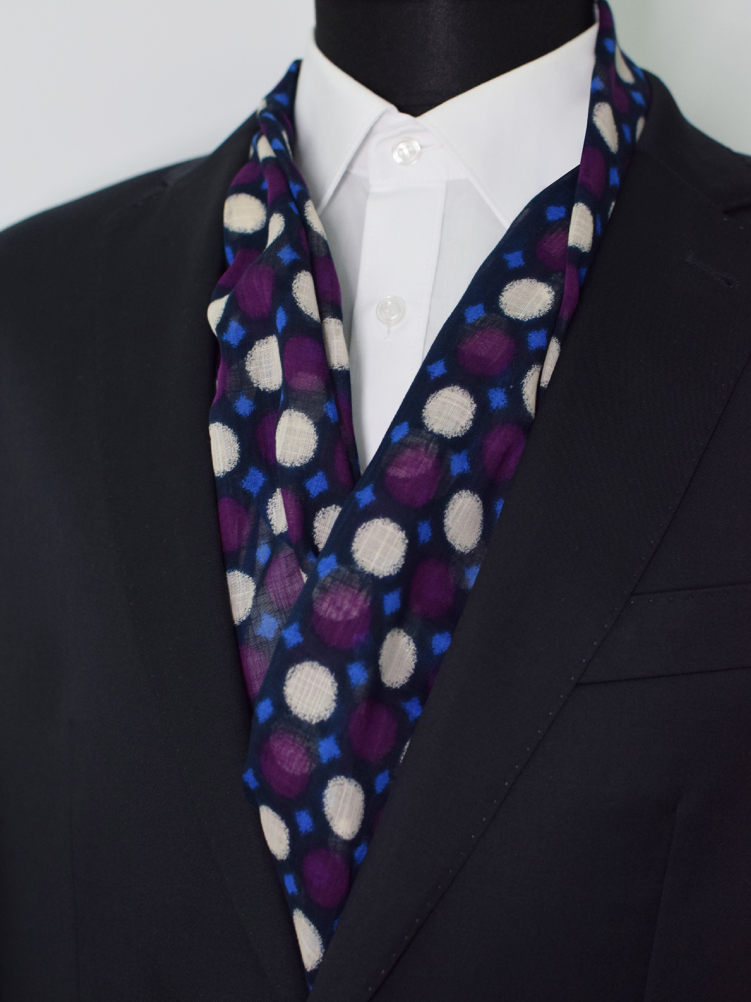 Foulard Hugo Boss 100% lin porté sur mannequin, tombé fluide, couleurs blanc, lilas et violet.