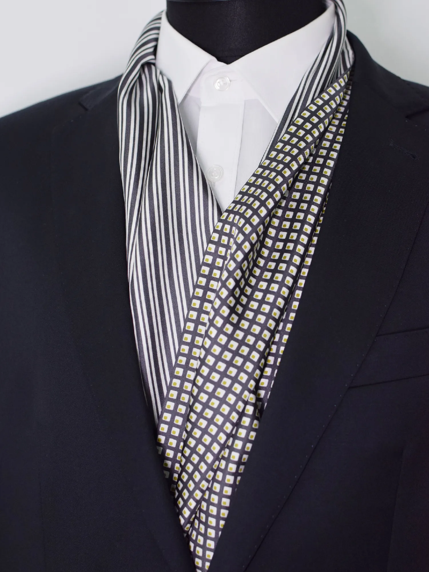 foulard à rayures en soie Ted Baker porté