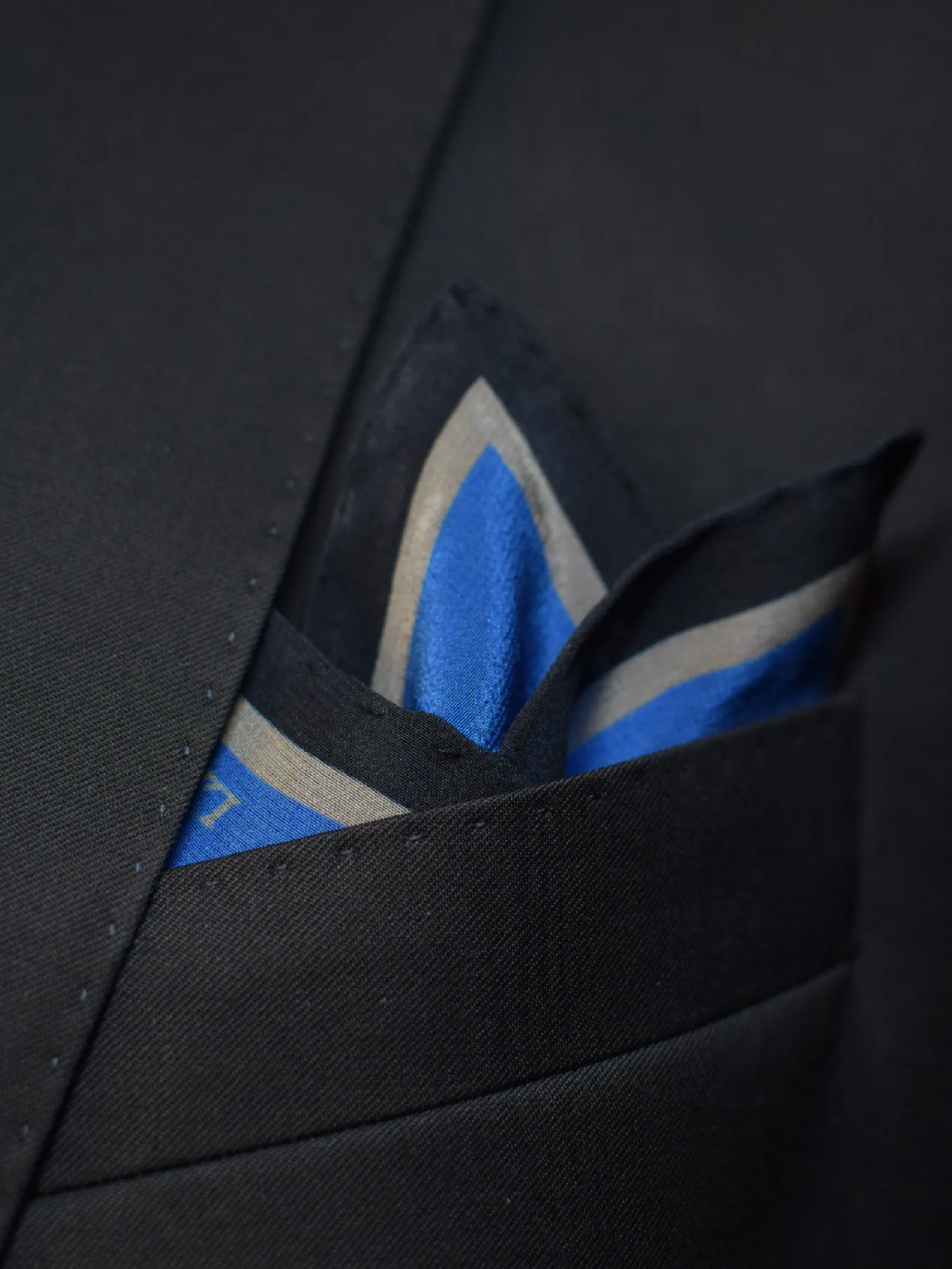 Pochette bleue à bordure grise et noire Lanvin – Image 4