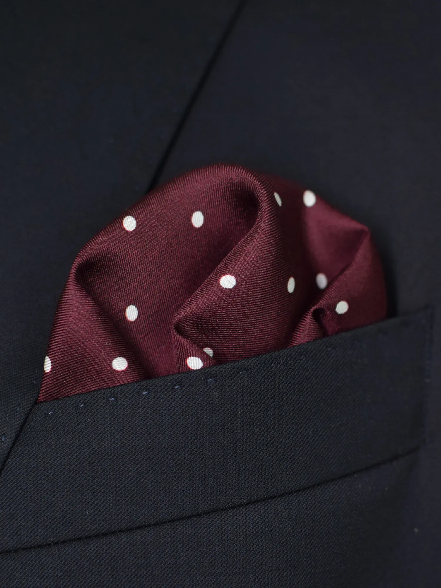 Pochette en soie rouge sombre à pois Reiss – Image 4