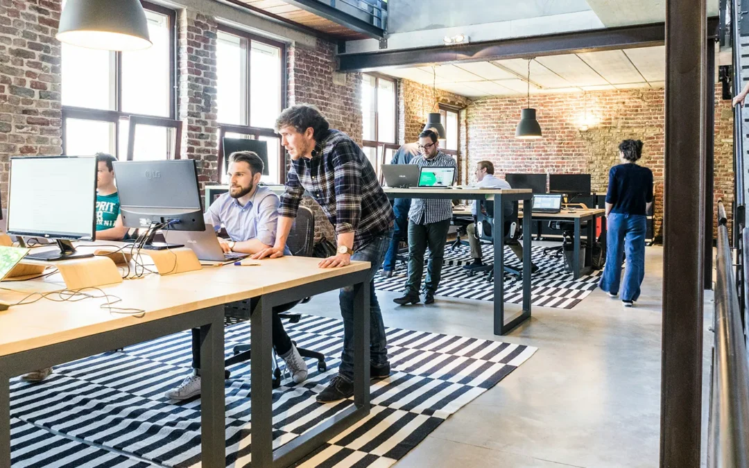Comment bien s’habiller au travail dans un bureau décontracté