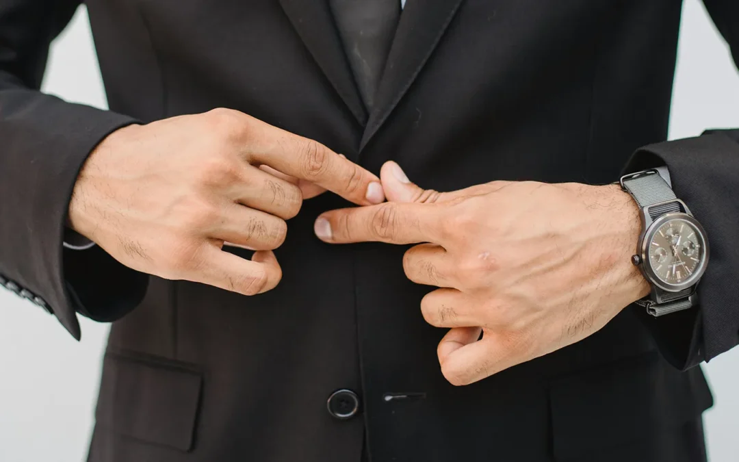 Comment boutonner une veste de costume : règles essentielles et erreurs à éviter
