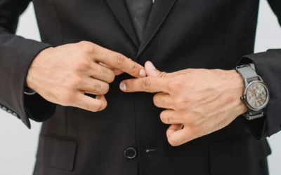 Comment boutonner une veste de costume : règles essentielles et erreurs à éviter