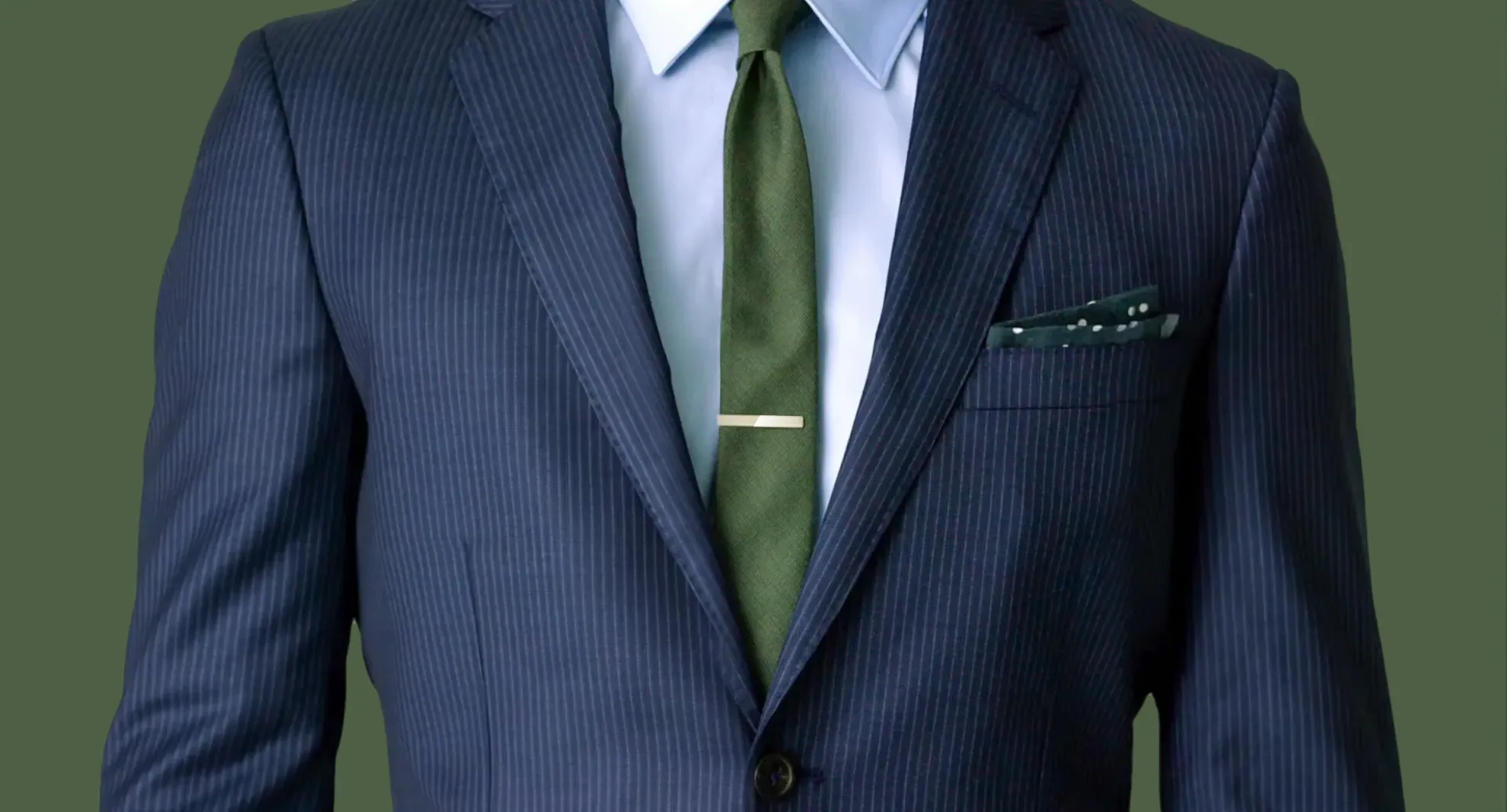 image d'un buste d'homme portant une tenue formelle une cravate verte et une barre de cravate