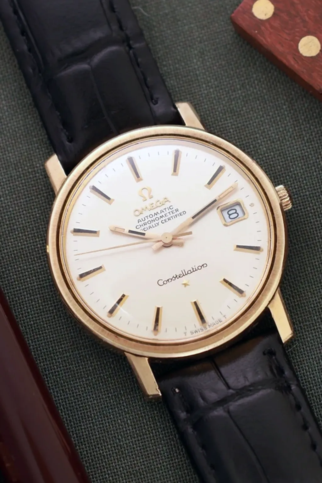 plan serré sur une superbe montre de poignet Omega constellation