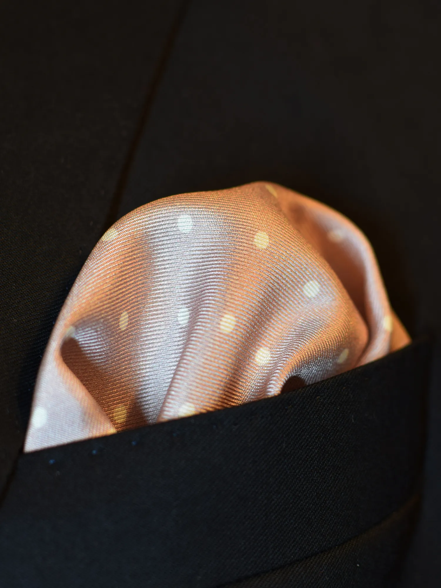 Hugo Boss pochette polka dot vieux rose portée
