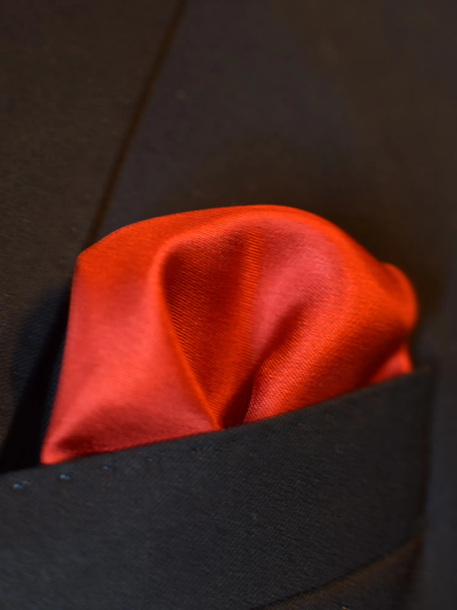 Hugo Boss pochette rouge et noire portée