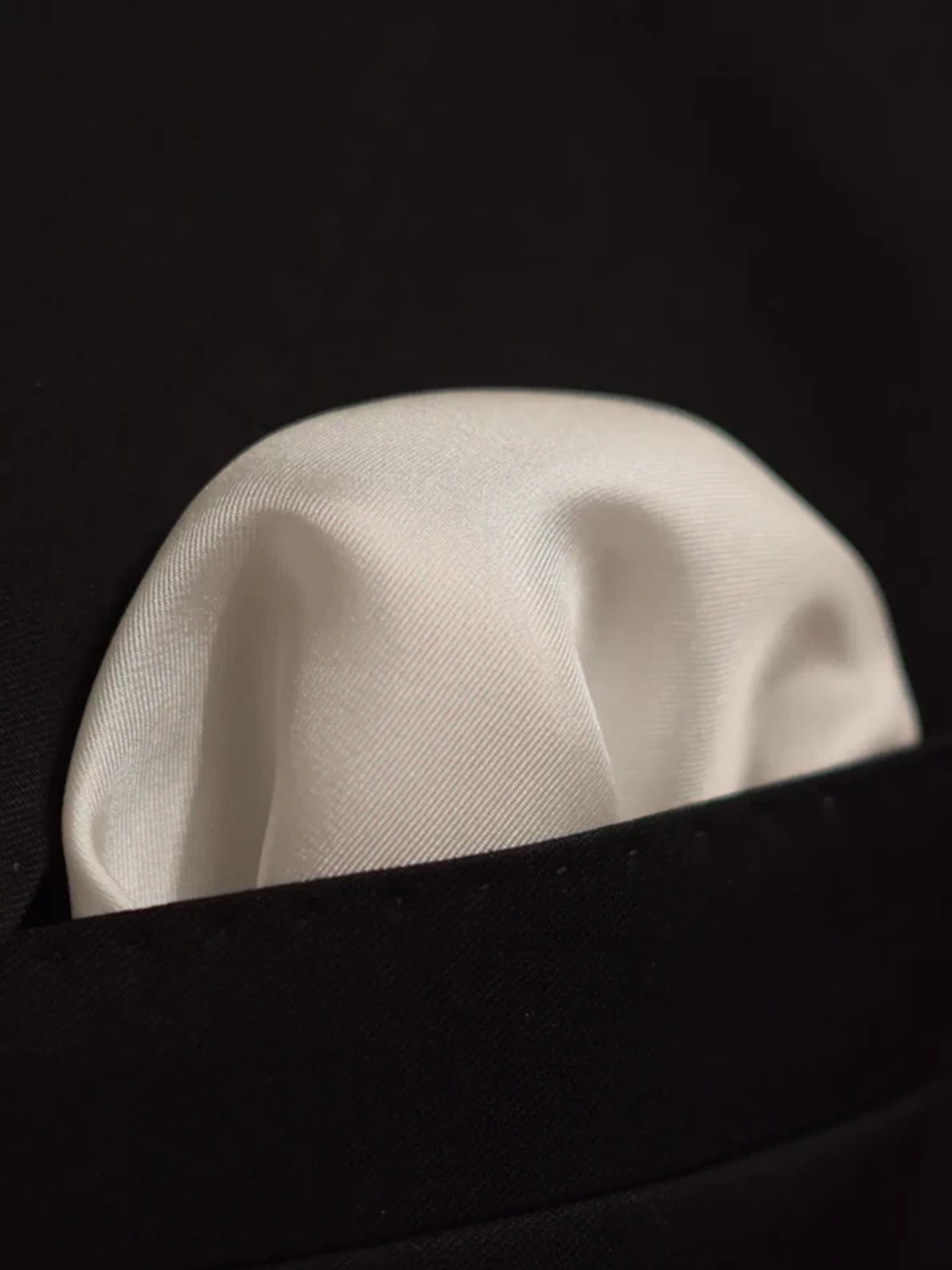 Pochette en soie blanche à bordure noire Hugo Boss – Image 3