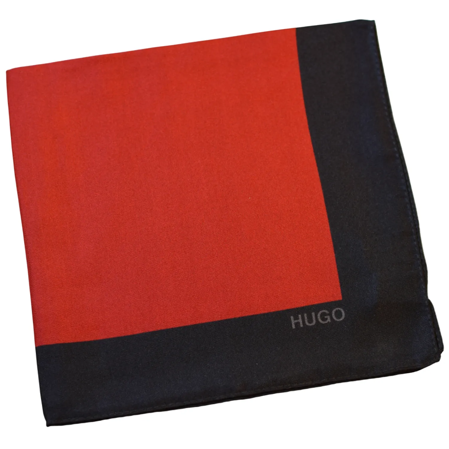Hugo pochette noire et rouge pliee