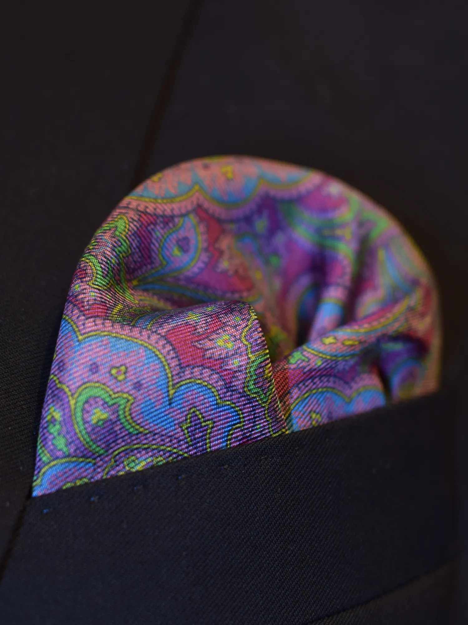 Pochette a motifs paisley tons roses portée puff