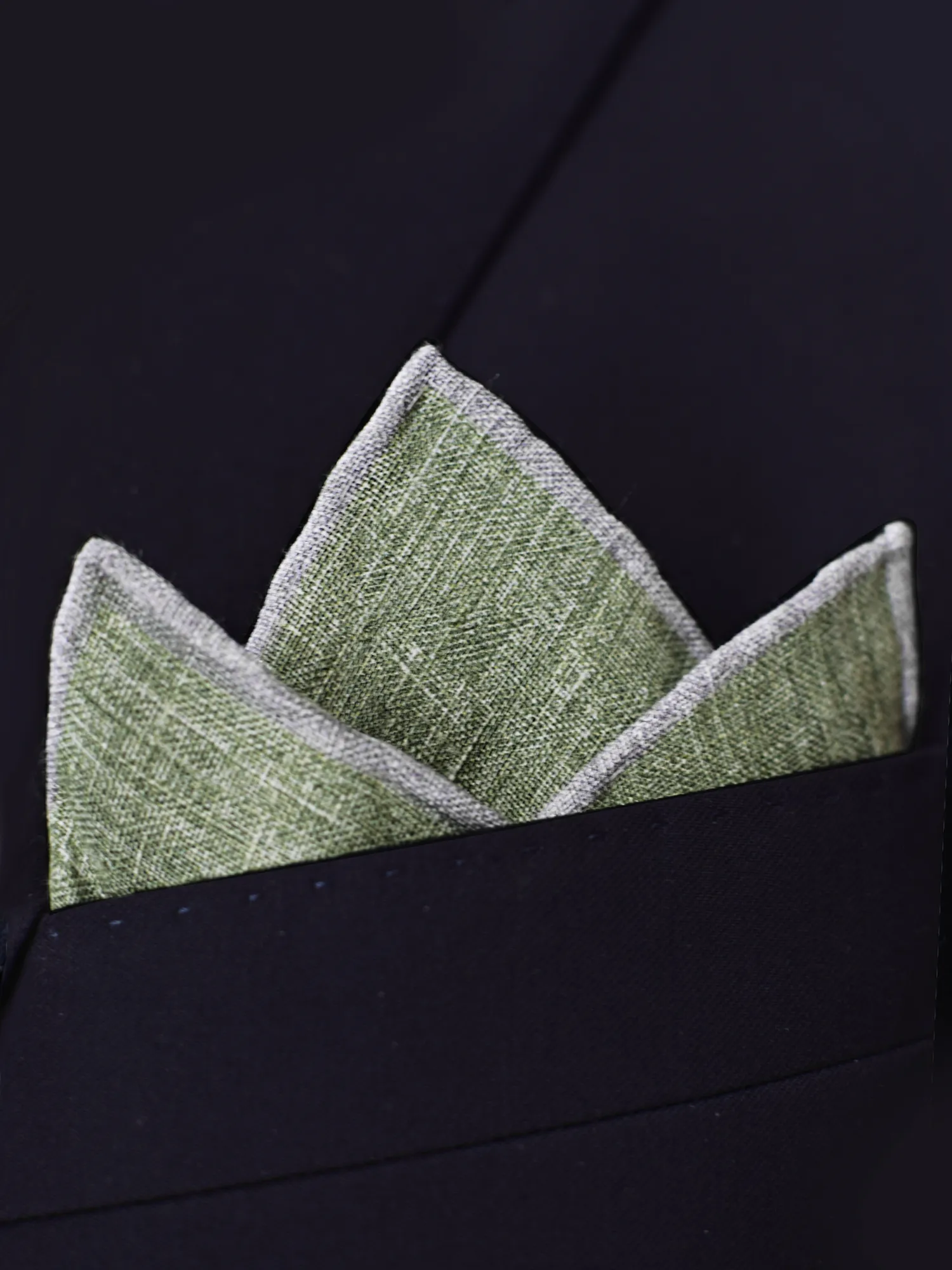 Pochette de costume Vakko en lin pliée