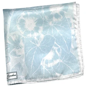 pochette bleue a motifs floraux - pliee