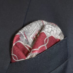 Peter Millar grande pochette en laine sur le theme du ski - portée