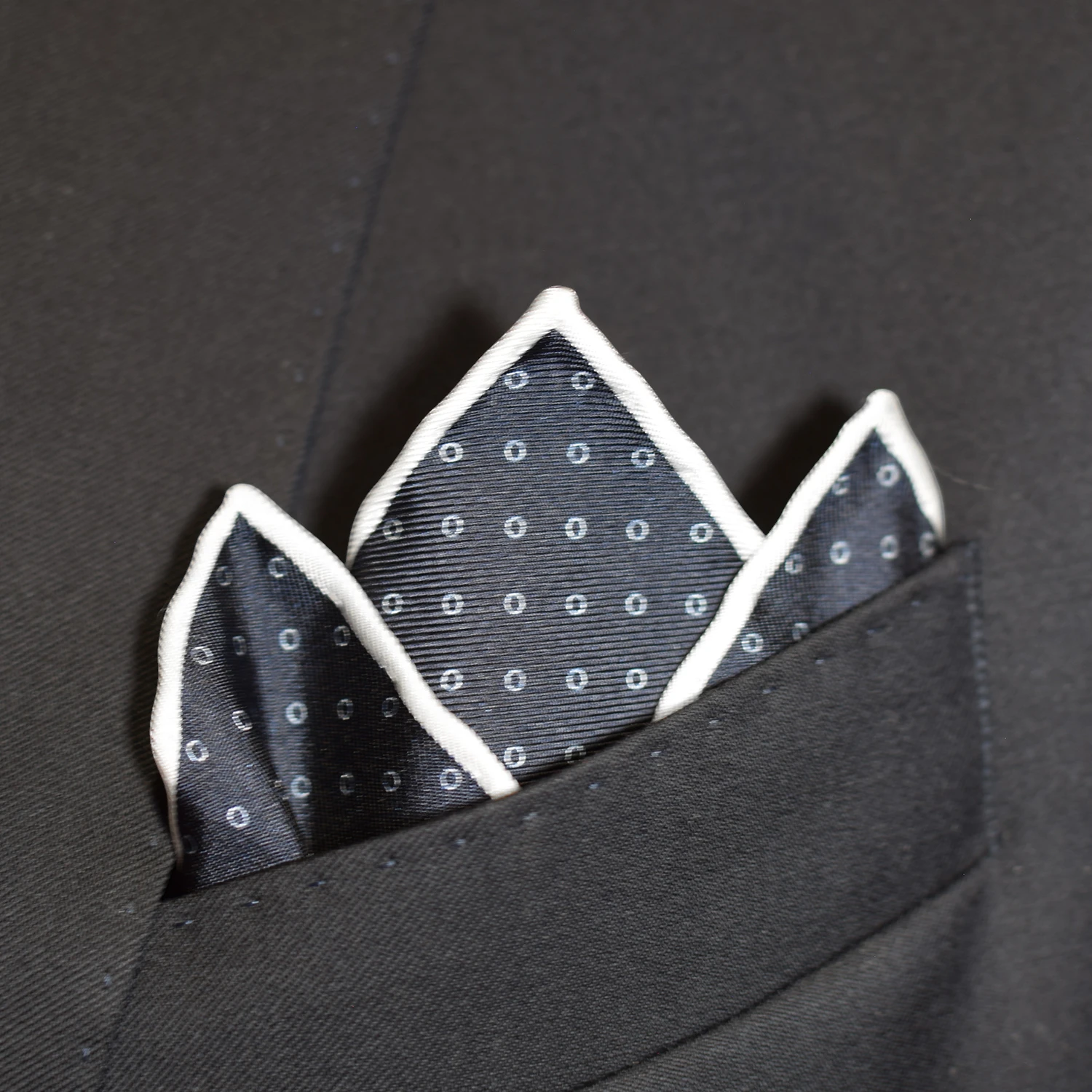 Pochette Van Laack a motifs de petits cercles