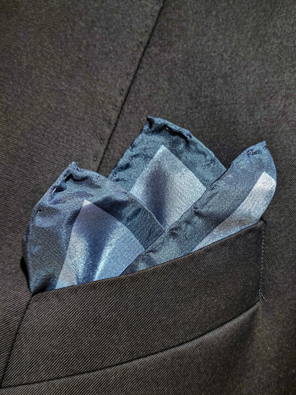 Pochette en soie Lanvin bleue a bord navy