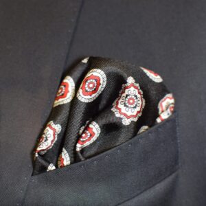 Pochette en soie a motifs médaillon Van Laack portée
