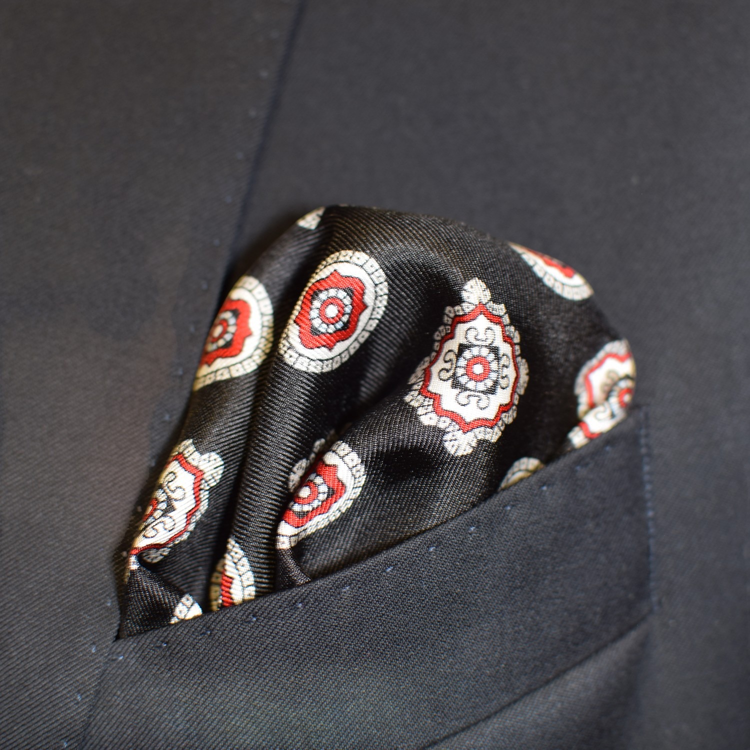 Pochette en soie a motifs médaillon Van Laack portée