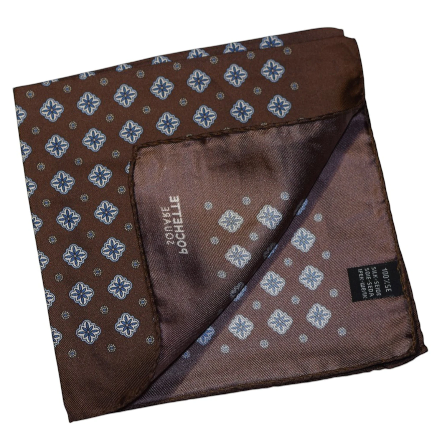 Pochette en soie a motifs médaillons Pochette square pliée